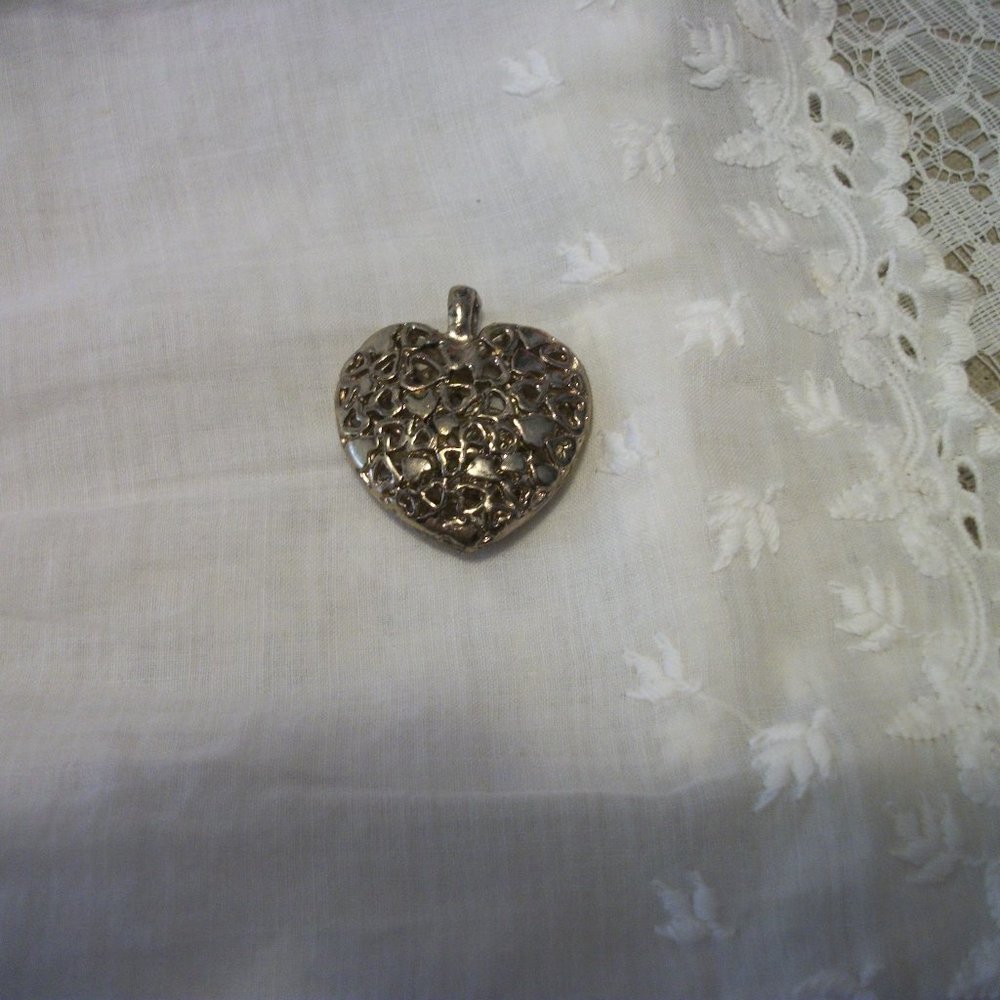 OLD MONEY SWEET VINT FOLKLORE SILVERTONE ORNATE HEART PEND